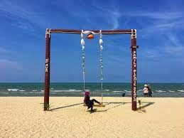 Berikut adalah 10 jenis lokasi pantai yang menarik untuk dikunjungi di kelantan. Tempat Menarik Di Kelantan D Aur Beach Resort Bachok Kelantan Emas Putih