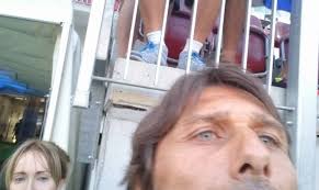 È la maglia del chelsea che fa agitare gli allenatori. Antonio Conte Selfie Ci Prova Risultato Disastroso Foto
