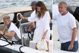Roman abramovich transformed english football when he bought chelsea — and now his girlfriend is doing the same for modern art in russia. The Sun Football On Twitter Roman Abramovich Relaxes With Mystery Woman On His Incredible 1 2bn Superyacht Https T Co Qnlsyvrjxn
