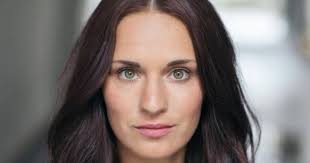 Chloe Ritchie : a powerhouse vocalist singing everything from Katy Perry to  ABBA!