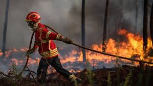 El incendio que afecta la región del algarve, en el sur de portugal, desde hace una semana fue hoy dado por controlado por las autoridades lusas, que mantienen la vigilancia para evitar reactivaciones. Incendios Concelhos Do Interior Norte E Centro E Do Algarve Em Risco Maximo Observador