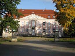 im tierpark berlin steht das schloss friedrichsfelde es hat eine bewgte geschichte tierpark berlin tierpark park