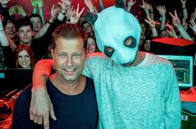In berlin leitet er seine eigene produktionsfirma barefoot films. Cro Don T Believe The Hype Cro Dreht Mit Til Schweiger Kultur Stuttgarter Nachrichten