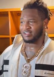 Jalen Carter is wearing Jared verse 100 thousand dollar chain 👀 they are  rumored to have both bet their chains