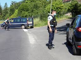 Tollenaere is zelf niet bij het lichaam de burgemeester vindt het desalniettemin opmerkelijk dat het lichaam niet eerder is gevonden, maar mogelijk is de geur pas door de zomerse. Klopjacht In Dordogne Op Franse Oud Militair Die Schoot Op Politie Nos