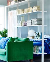 Ikea Deutschland 3 Elvarli Elemente In Weiss Zwischen Einem Grunen Sofa Und Dem Schlafbereich Als Raumteile Wohnung Einrichten Wohnung Einrichten Ideen Wohnen
