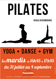 En studio pilates ou salle de gym/yoga. Stage Pilates