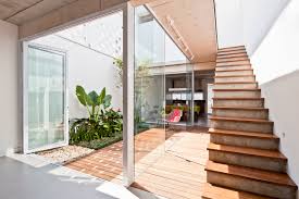 Gallery Of Gemeas Houses Zoom Urbanismo Arquitetura E Design 14 Duplex House Design Narrow House Modern Courtyard