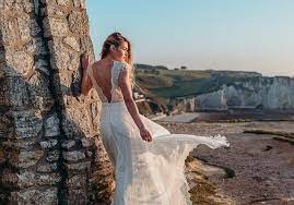 Robe de mariée zippée en dentelle à la traîne brosse. Robe De Mariee Dentelle 30 Robes De Mariee En Dentelle Reperees Sur Pinterest Elle