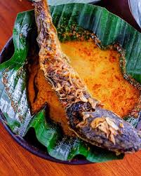 Apabila menggunakan lele goreng, pastikan ketika menggorengnya jangan terlalu kering, agar bumbu dan kuahnya bisa meresap dengan sempurna kedalam daging ikan lele. Mangut Lele