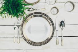 Um einen tisch zu decken, beginne damit, für jeden gast einen teller hinzustellen. Glaser Anordnung So Funktioniert Das Glaser Eindecken