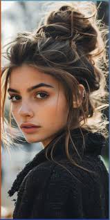 WHAT CAUSES FRIZZY HAIR AND HOW TO GET RID OF IT!