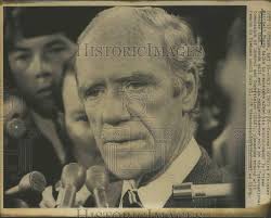 1973 Press Photo External Affairs Minister Mitchell Sharp with press in  Ottawa