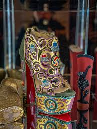 L Expo Christian Louboutin Au Palais De La Porte Doree En Visite Virtuelle Christian Louboutin Chaussures Christian Louboutin Louboutin