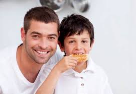 Gaya permisif menunjukkan ibu bapa lebih kepada memupuk dan berkomunikasi dengan anak tetapi kurang mengawal dan kurang mematangkan anak. Selera Makan Anak Dipengaruhi Ayah Bukan Ibu