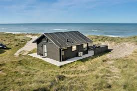 Das tolle ist dabei nicht nur ihre direkte lage am meer, sondern der bau auf pfählen, so dass sie bei heftiger flut quasi im wasser stehen. Https Xn Httednemark P8a12a Info Huette Daenemark Vergleich