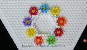 Création en perles à repasser (perler beads) représentant un sapin couvert de neige. Cadre Photo Coeur Et Fleurs En Perles Hama Pour La Fete Des Meres Cadre Photo Coeur Perles A Tisser Coeur En Photo