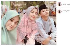 Jelas selain karena anggota grup sholawat syubbanul muslimin gus azmi mempunyai wajah yang enak dipandang, intinnya ganteng hehee. 5 Potret Kedekatan Wirda Mansur Dan Gus Azmi Pacaran Nih Matamata Com
