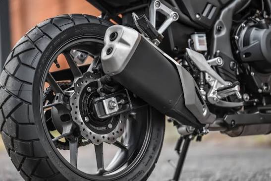Honda NX500 2027 chega ao mercado com novas cores e foco em versatilidade  aventureira A Honda NX500 2027 inicia suas vendas em junho por R$  46.260,00, trazendo motor bicilíndrico de 36,5 kW (