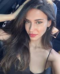 Birkan Sokullu y Devrim Özkan juntos en la serie "P.A.Y." producida por  Vernant DP para Tabii, la plataforma digital internacional de TRT. "P.A.Y."  habla de "vidas sorprendentes que se cruzanen un almacén"