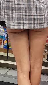 Hot babe shows off her butt in plain sight - Get a load of this public exhibition