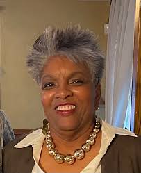 Alyce Robinson's Instagram, Twitter & Facebook