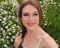 Holly Boswell's Instagram, Twitter & Facebook