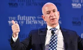 Jeffrey preston jeff 'bezos, nascido em albuquerque, 12 de janeiro de 1964, é um empresário estadunidense conhecido por fundar, e ter sido o presidente e c. Dono Da Amazon Jeff Bezos Lidera Lista De Mais Ricos Do Mundo Da Forbes Economia Edicao Brasil Agencia Efe