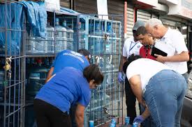 ProConsumidor on X: Pro Consumidor decomisa cientos de botellones de agua  que estaban expuestos a los rayos del sol . . t.coRU18uHgOET  t.copSJMU6ndPz  X