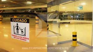 Auditoría de cumplimiento de señalización de evacuación en estacionamientos en centro comercial masivo