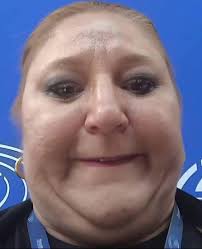 Bate la ușă, te uiți pe vizor și vezi asta. Ce faci?