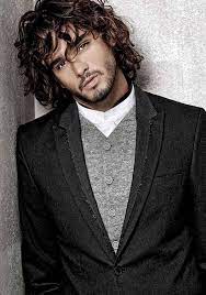 Les cheveux bouclés permettent de réaliser des coupes de cheveux très originales. Coiffure Homme Cheveux Boucles L Une Des Tendances Phares De L Annee