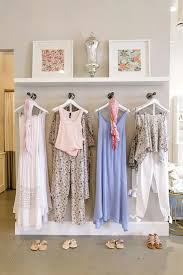 Dunia fashion belakangan ini semakin berkembang pesat. Lingkar Warna 33 Desain Inspiratif Toko Baju Dan Butik Rumahan Sederhana