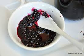 Se rup fructele de soc negru de pe crenguţe, se trec prin jet de apă rece şi se lasă jumătate de oră să se scurgă. Pin On Gem Dulceata Compot Conserve Fructe