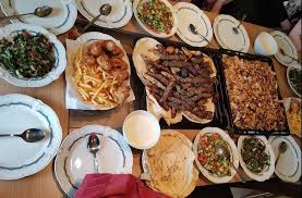 Für suhoor, die mahlzeit vor der sonnendämmerung werden vor allem langkettige kohlenhydrate sowie ballaststoffe empfohlen, da beides den körper. Fur Allah Ramadan Im Alltag Eines Jungen Moslems M94 5