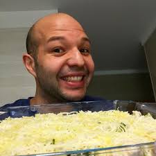 Aquele gratinado de frango e legumes delicioso... prontinho a ir ao forno!  🥦🥕 . Gostam do aspecto? 😍😍😍 . Foram 2horinhas na cozinha em que  orientei as receitas para a semana e