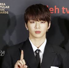 Nov 12, 2019 · dangling earrings were sent down the runway at numerous men's wear shows earlier this year, including at celine, balenciaga and gucci. Why Men Are Embracing The Single Dangly Earring The New York Times