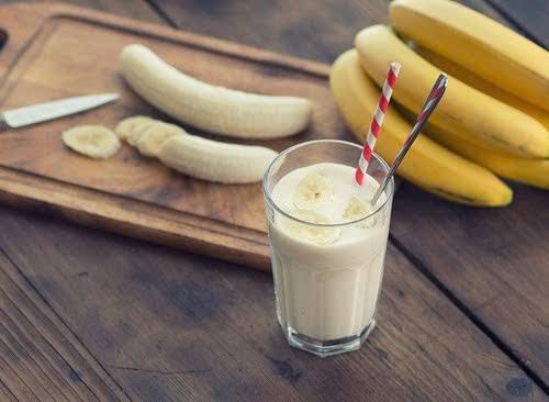 Vì sao không nên ăn chuối và uống sữa vào buổi sáng?