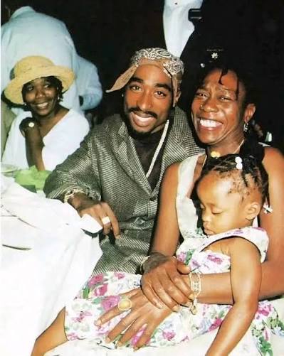 2pac's family, behind the halo, behind 2pac's successes, there are footprints, encouragement and great inspiration from his family, below are some of those wonderful images.