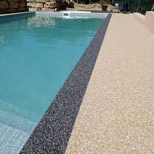 plage de piscine en moquette de pierre marbreline terrasse piscine piscine resine piscine desjoyaux