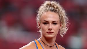 Luidkeels en met haar handjes in de lucht. 4xvipfyea28x2m