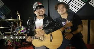 Download lagu radja full album 2006, radja langkah baru lagu, kumpulan lagu radja yang lama, download full album radja untuk semua, untuk semua lagu, download kumpulan mp3 radja terlengkap lama dan baru. Axel Ferdan Dan Moldy Radja Beda Pendapat Saat Menulis Lirik Lagu