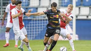L'udinese utilise le motto i primi bianconeri d'italia car il est connu comme le premier club qui a utilisé des maillots avec les couleurs. Offensivtalent Lazar Samardzic Verlasst Rb Leipzig Und Wechselt Zu Udinese Calacio In Die Serie A Eurosport
