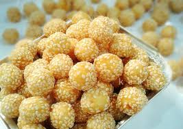 Jajanan cenil bertekstur kenyal, rasanya manis, dan bertabur kelapa parut yang gurih. Resep Cenil Jadul Resep Enyak