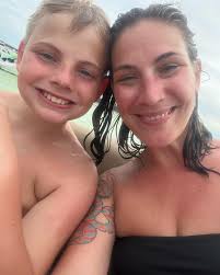 Amber Arvizu's Instagram, Twitter & Facebook