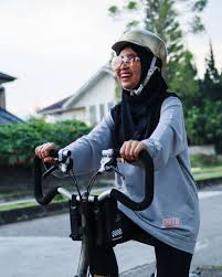 Bahan ini sangat bagus untuk digunakan berolahraga karena nyaman dan dapat menyerap keringat dengan sangat baik. Hijabers Merapat 5 Rekomendasi Baju Olahraga Muslimah Merek Lokal