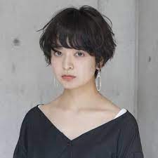 ショートヘア 夏服 でも子供っぽくならない 大人カジュアルコーデを徹底攻略 キナリノ ショート パーマ ヘアスタイル パーマ