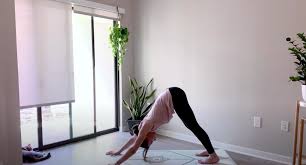 A rejuvenating morning yoga routine that takes less than 10 minutes to complete, this sequence of poses will give you a chance to set your intention for the day while stretching and realigning your body. Jessica Richburg 10 Minute Yoga Workout Jessica Richburg Morning Yoga Flow 10 Minute Daily Practice Sweatvida