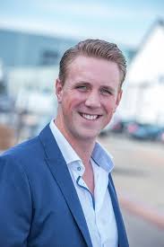 Maak kennis met... ....Jurgen van Rattingen Rond de zomer is Jurgen bij  D-TEC begonnen als verkoper voor België en vanaf januari is Zuid-West  Nederland erbij gekomen. Transport en materieel is hem met