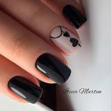 Hola chic@s:en esta ocasión les traigo bonitos y elegantes diseños de uñas negras tendencia 2021.el negro en uñas es uno de los colores que cuenta con una am. Black Nails With Hearts Shortnails Blacknails When Long Awaited Valentine Black Blacknails Hearts Longa Manicura De Unas Manicura Unas Negras Decoradas